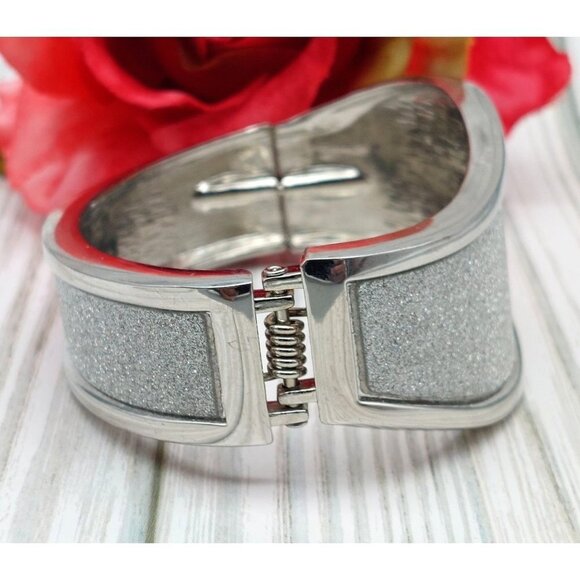 Silver Tone Hinged Wave Bangle Bracelet Mirrored Shimmer Center - Picture 3 of 12